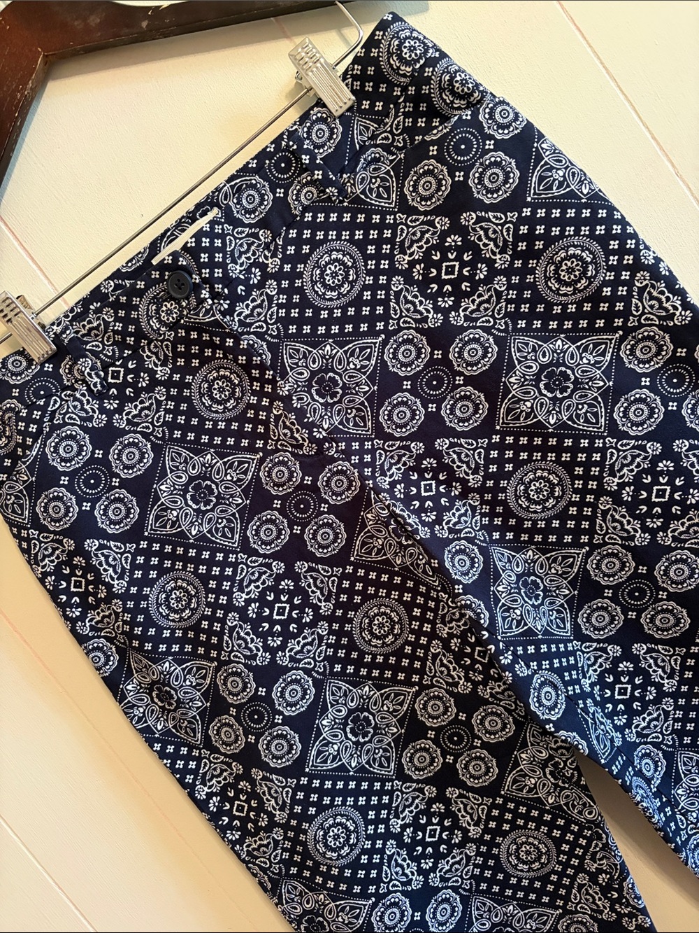 Talbots Outlet Navy Blue and White Medallion Bandana Print Cropped Pants. Size 6